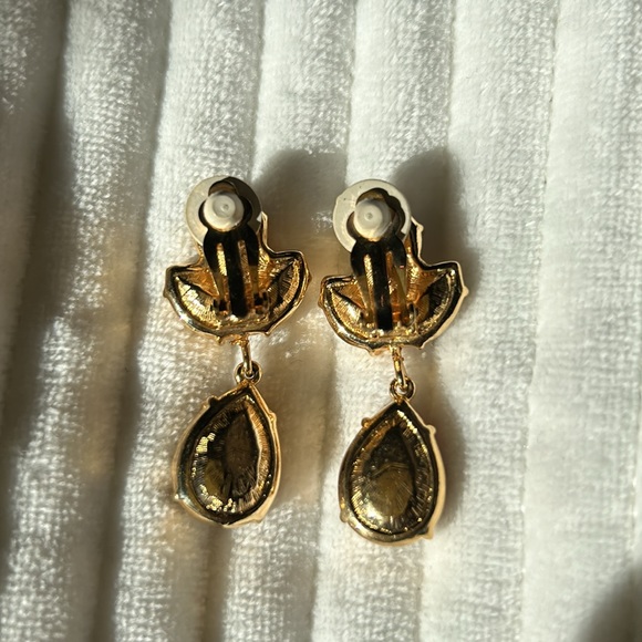 RUBY RED FANCY PEAR DROPS! SIGNED SWAROVSKI CRYSTAL GOLD DANGLE EARRINGS - Picture 9 of 12